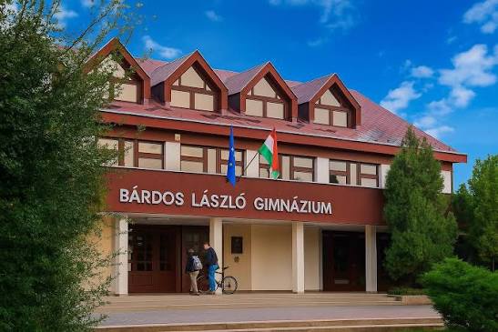Tantestületi lázadás buktatta le a tatabányai Bárdos Gimnázium igazgatóját